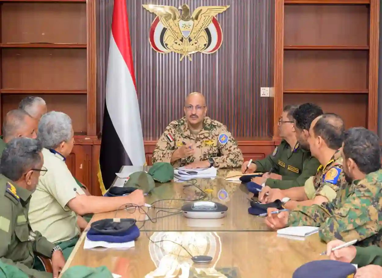 طارق صالح يطلع من وزير الداخلية على إصلاحات الوزارة ويترأس اجتماعاً أمنياً في الساحل الغربي