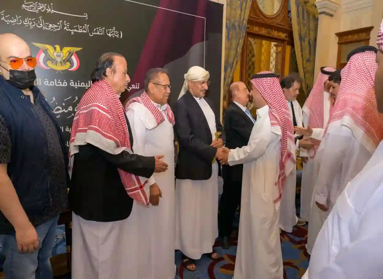 فيديو | الفريق طارق صالح يشارك في استقبال العزاء بوفاة الرئيس السابق عبدربه منصور هادي