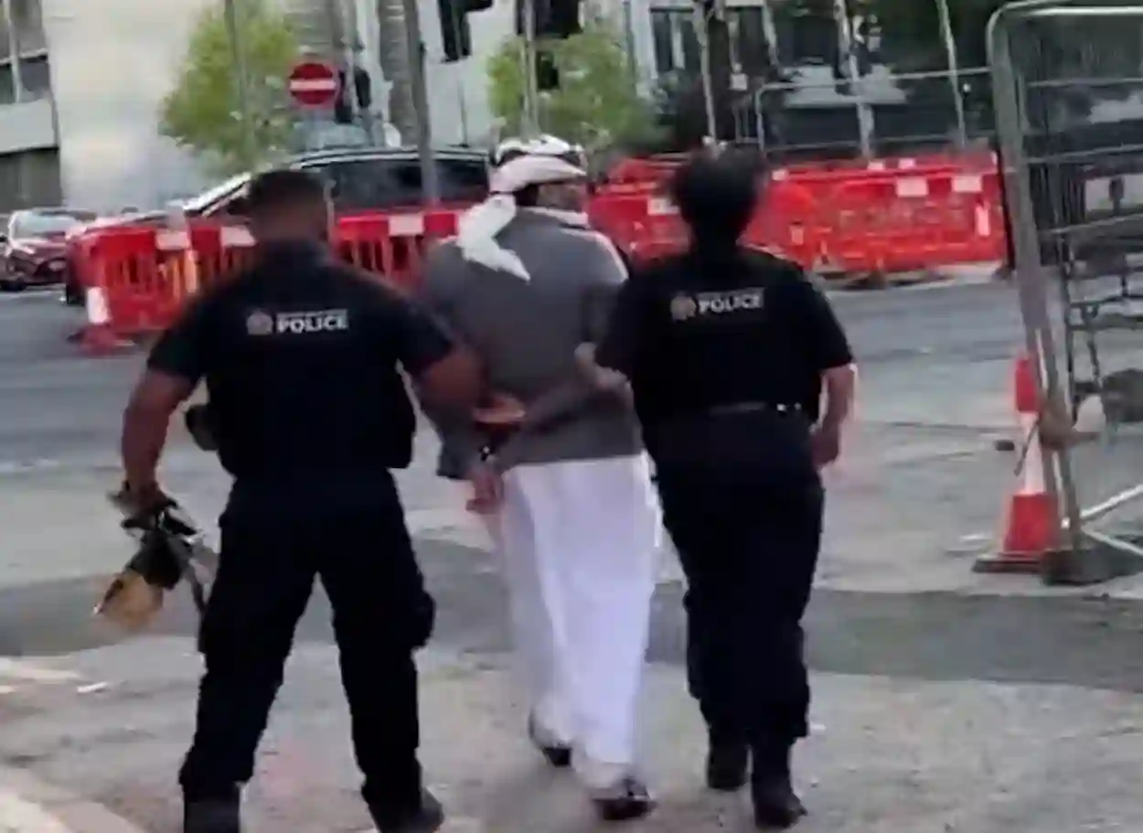 فيديو | اعتقال شابين يمنيين في بريطانيا بسبب ارتدائهما «الجنبية» خلال عيد الأضحى