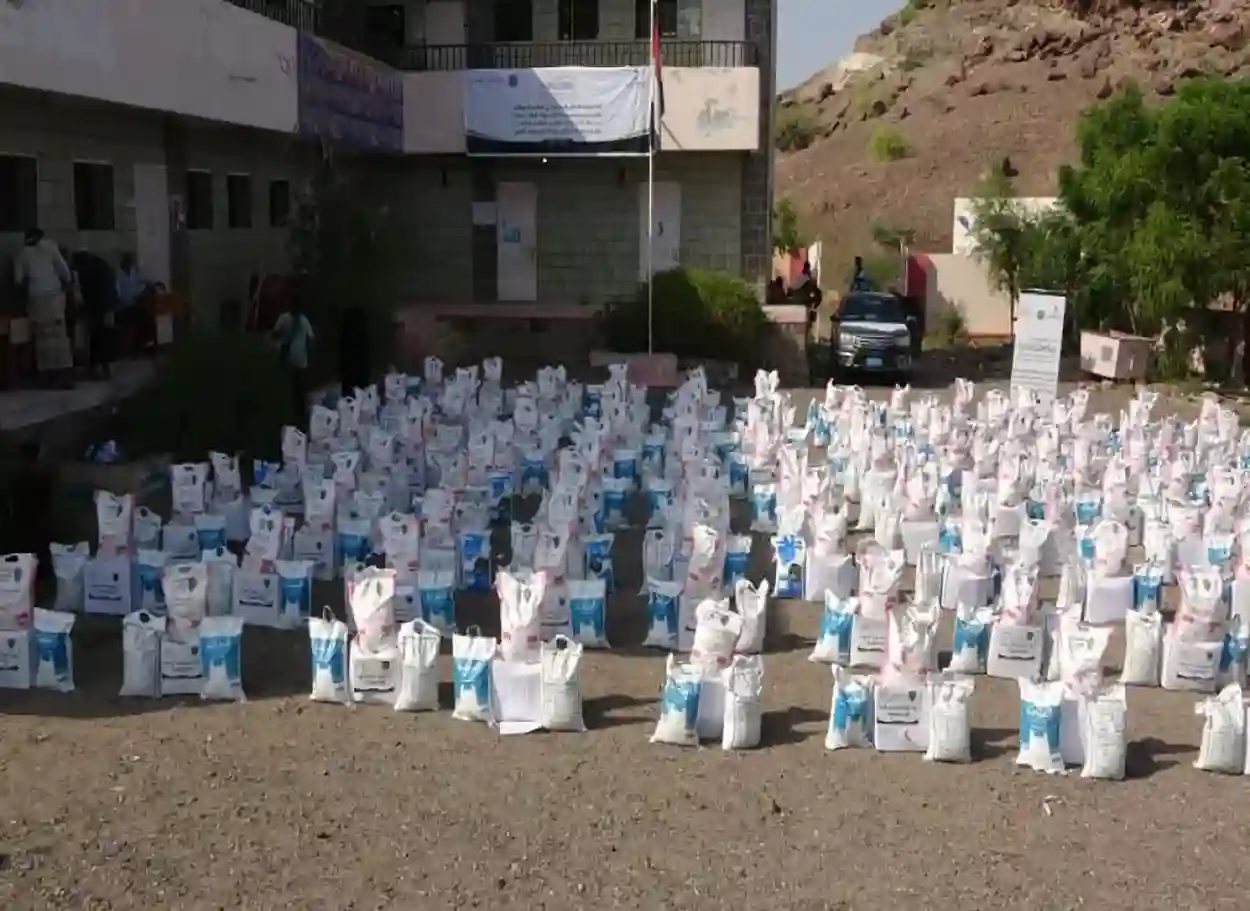 إنسانية المقاومة الوطنية تدشن توزيع سلال غذائية في موزع بدعم سعودي