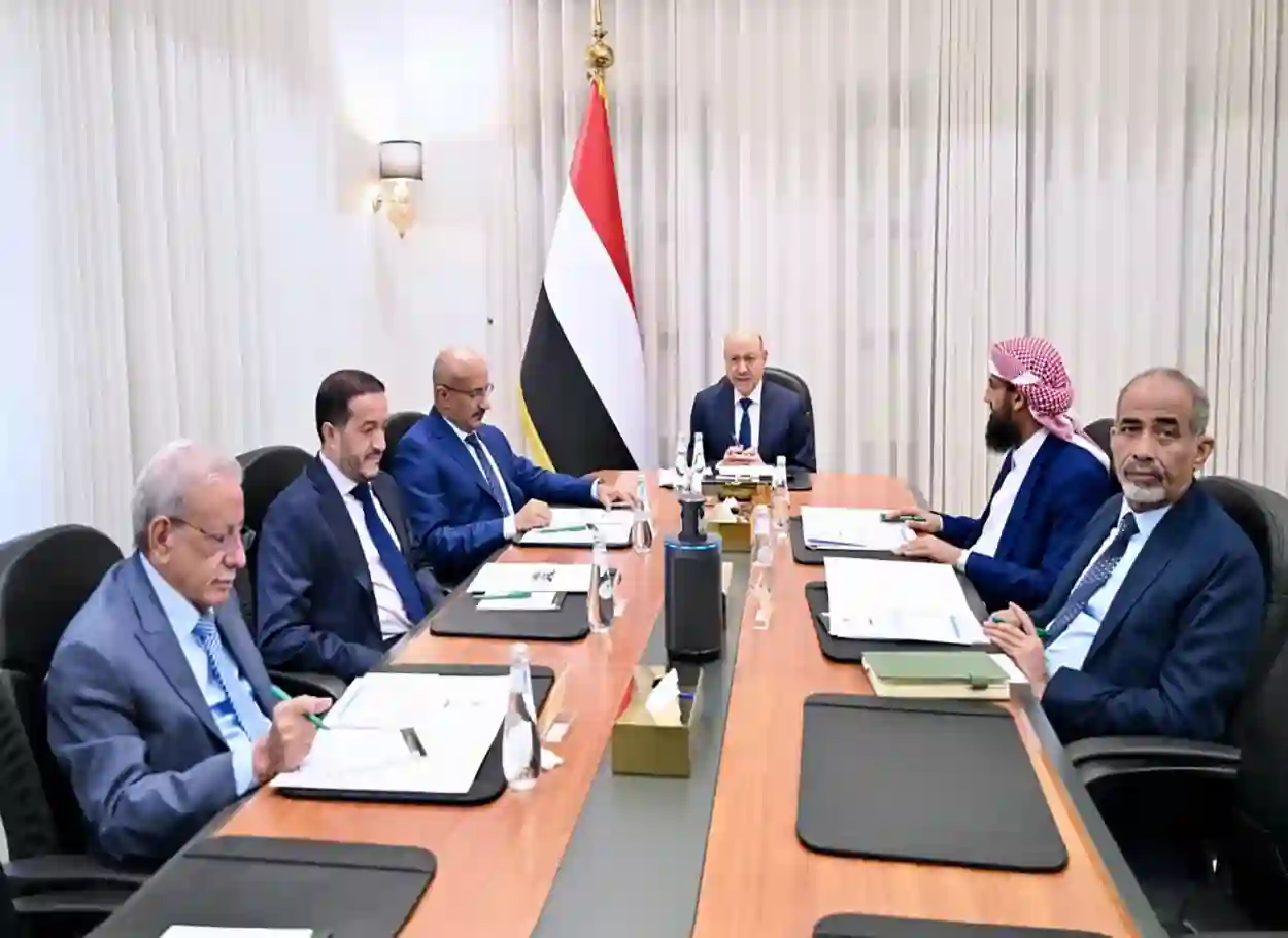 مجلس القيادة يوجه الحكومة بتسريع تنفيذ خطط مكافحة التهريب وتعزيز ضبط الإيرادات