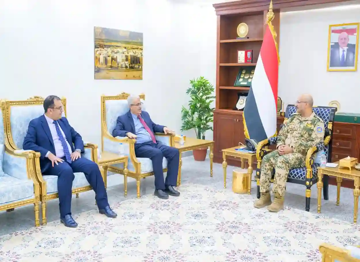 طارق صالح يبحث مع قيادة بنك الإنشاء والتعمير استئناف نشاطه في المخا وتعزيز العمل المصرفي