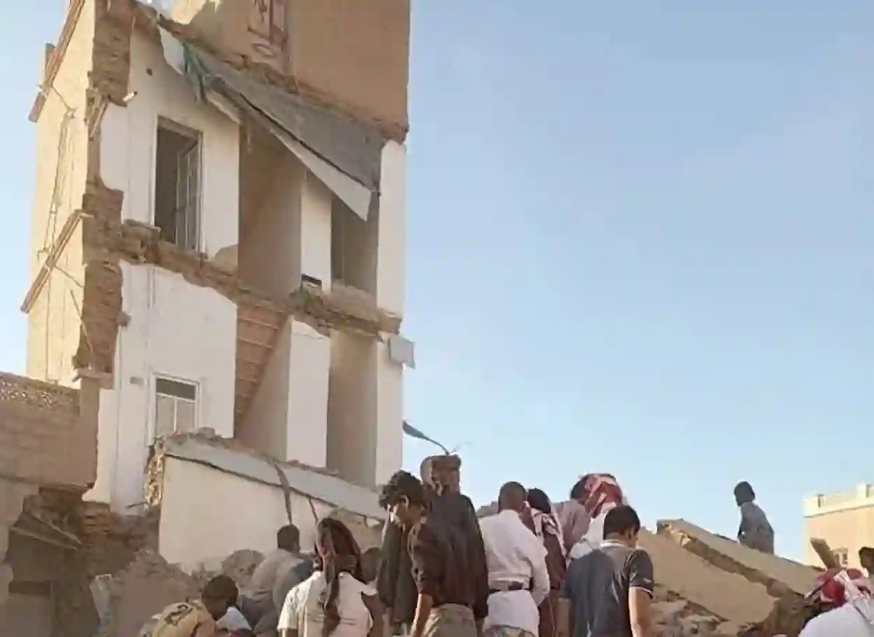 وفاة ثلاثة أشخاص وإصابة آخرين إثر انهيار منزل سكني في حضرموت